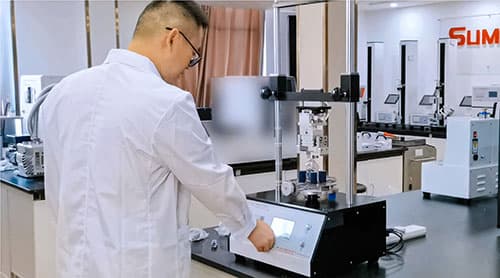 口服液體藥用聚酶瓶瓶蓋扭矩儀XGY-03操作現(xiàn)場(chǎng)圖 口服液體藥用聚酶瓶瓶蓋扭矩儀XGY-03操作現(xiàn)場(chǎng)圖